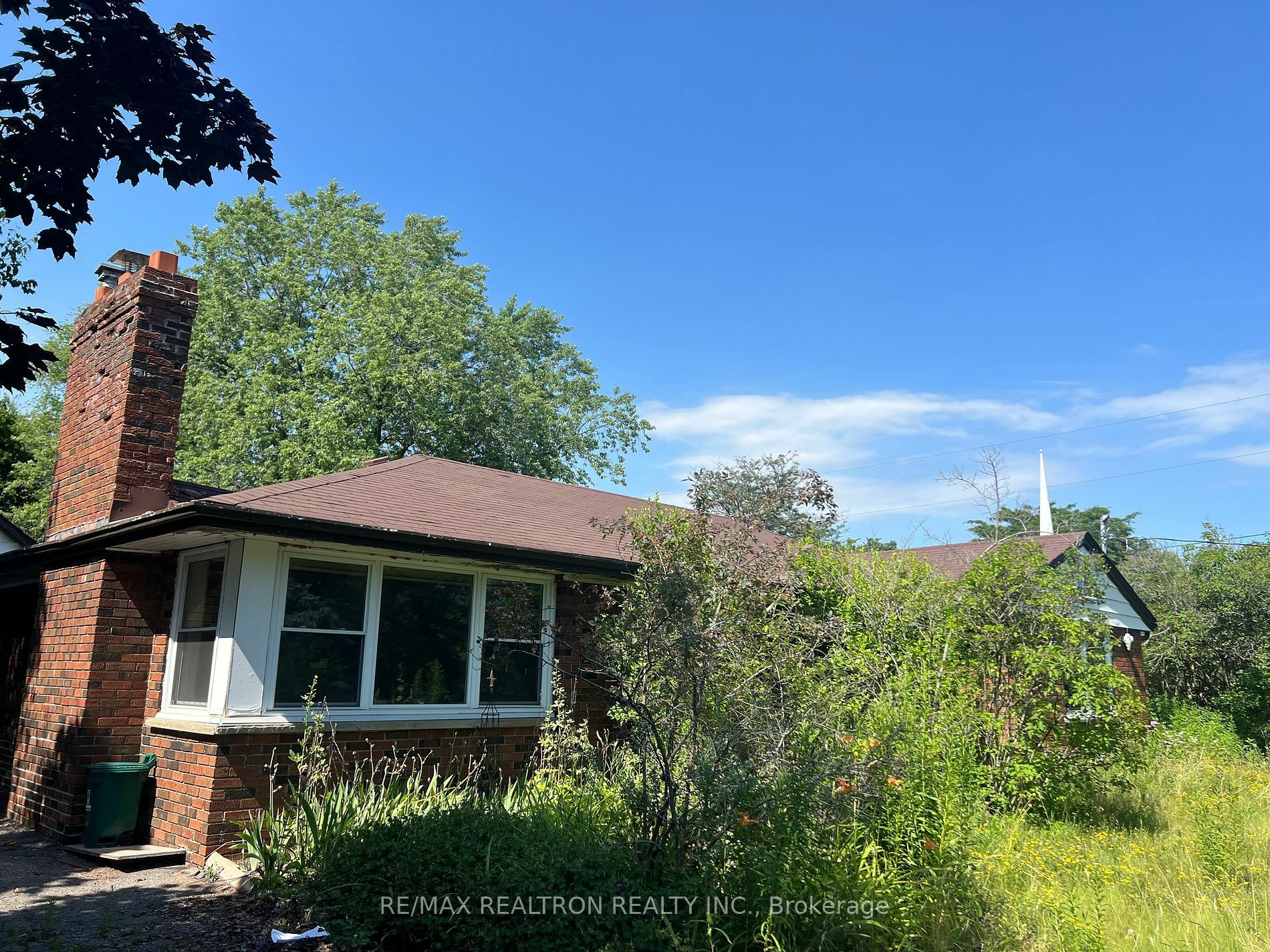 Photo de la propriété:  1910 Rossland Rd E  ON L1N 3P5 