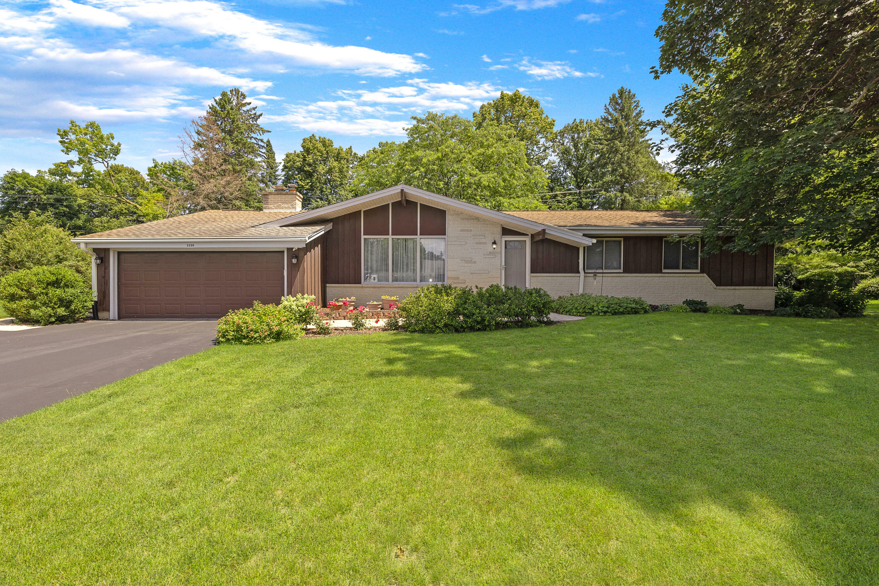 2220 Guinevere Dr  Brookfield WI 53045 photo