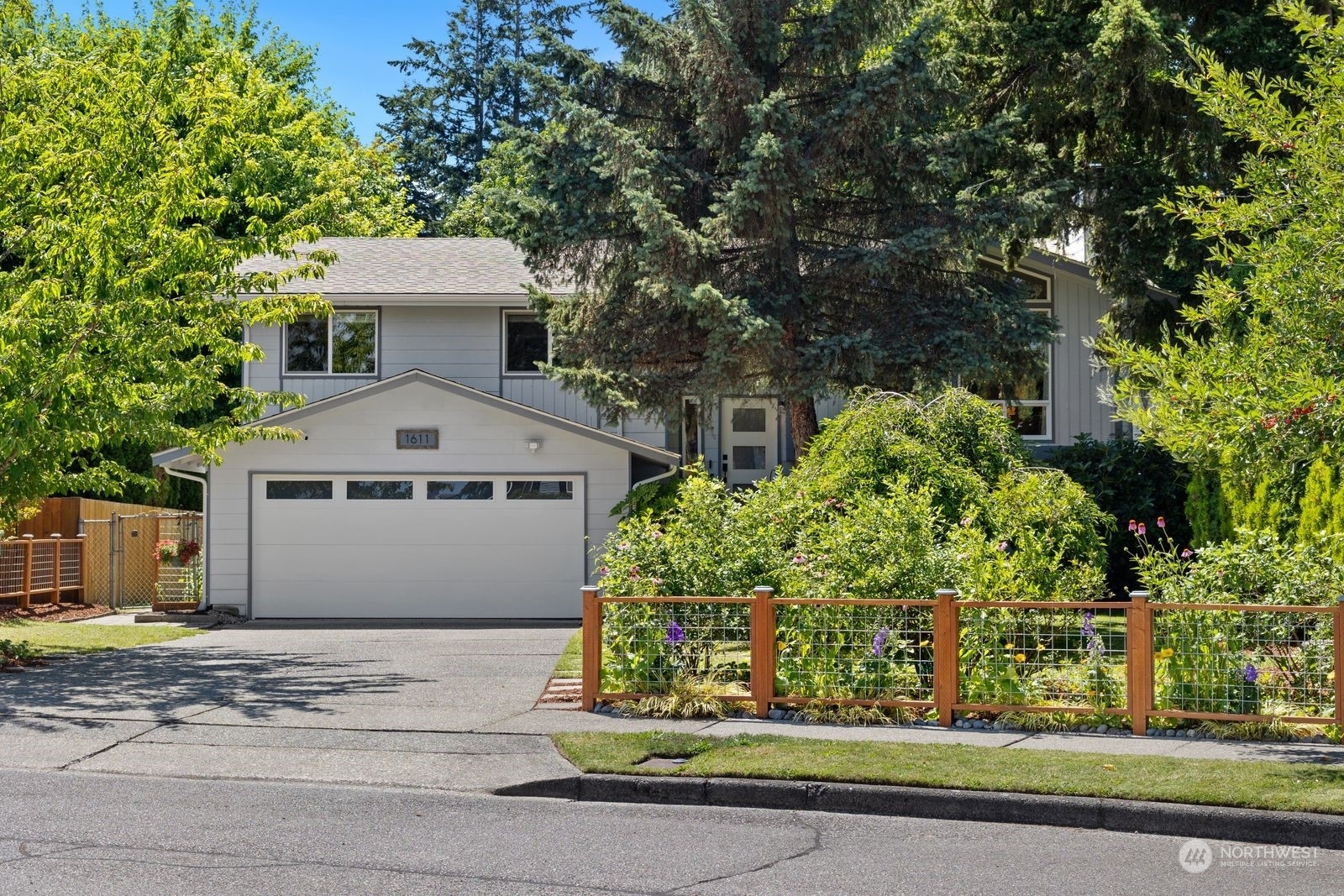 Property Photo: 1611 Index Court SE WA 98058