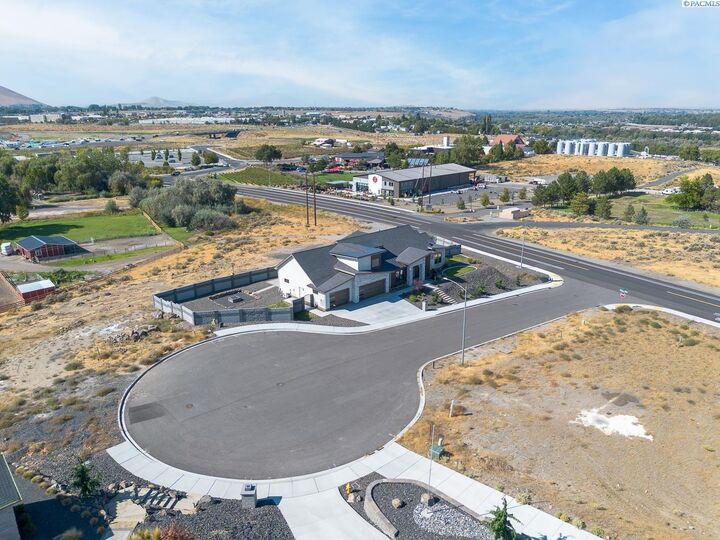 Property Photo: 925 Heidel Court WA 99352