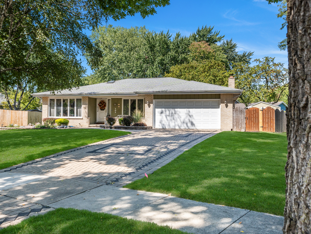 Property Photo:  105 Linden Court  IL 60540 