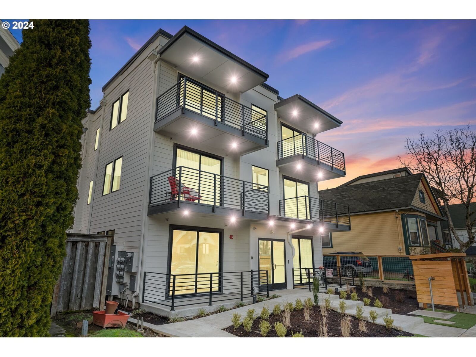 Property Photo:  121 N Going St 102  OR 97217 