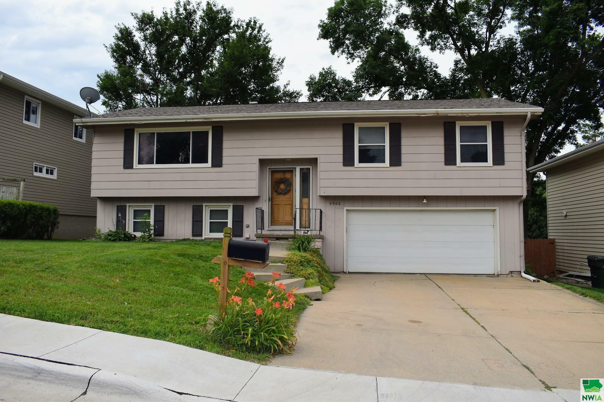 Property Photo:  4906 Lorraine Ave  IA 51106 