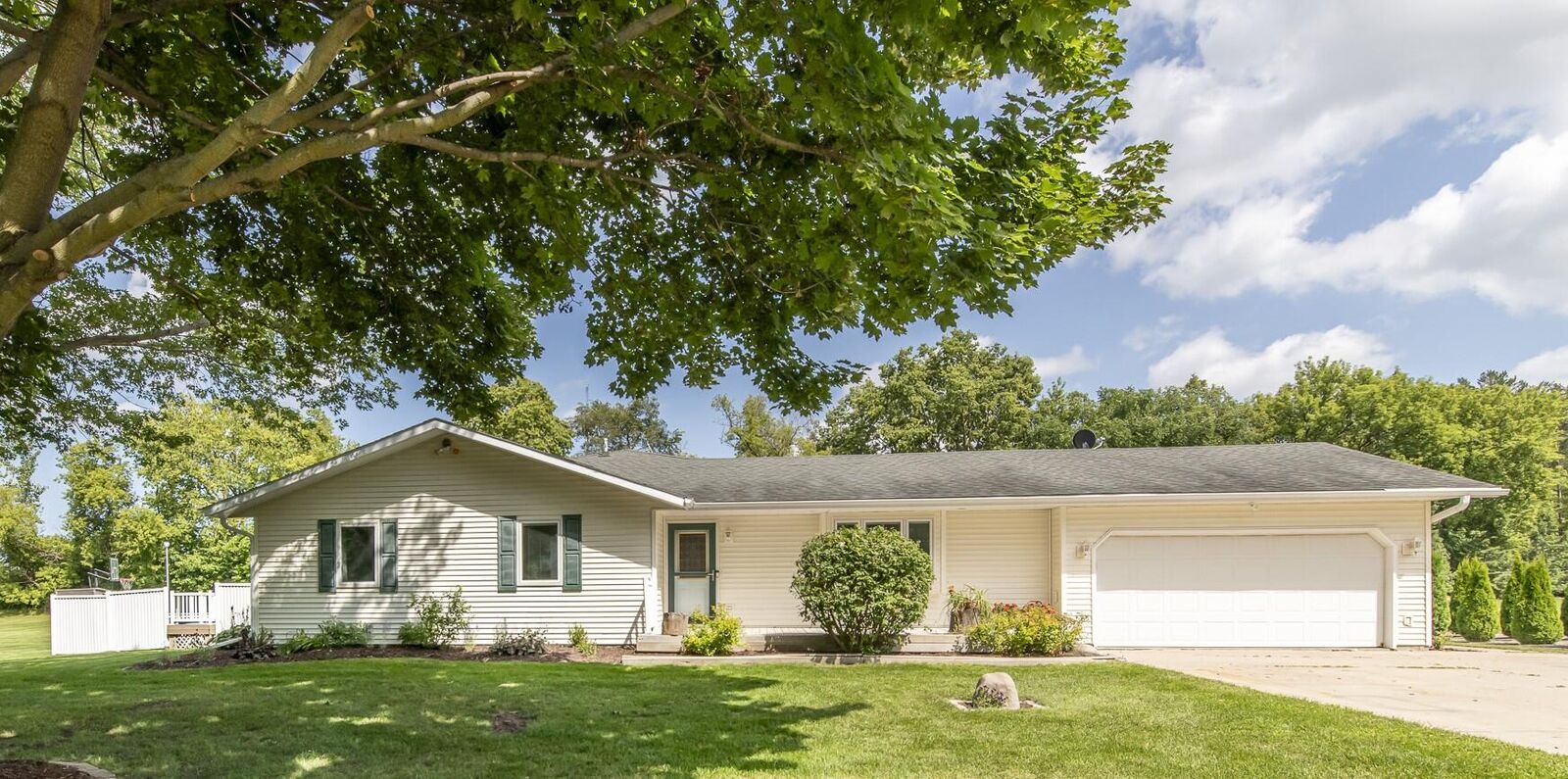 Property Photo: 7554 North Point Ct WI 53040