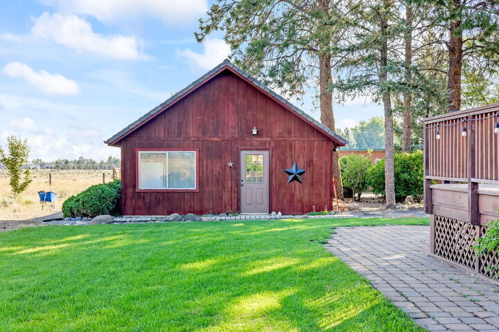 19190 Pinehurst Road  Bend OR 97703 photo