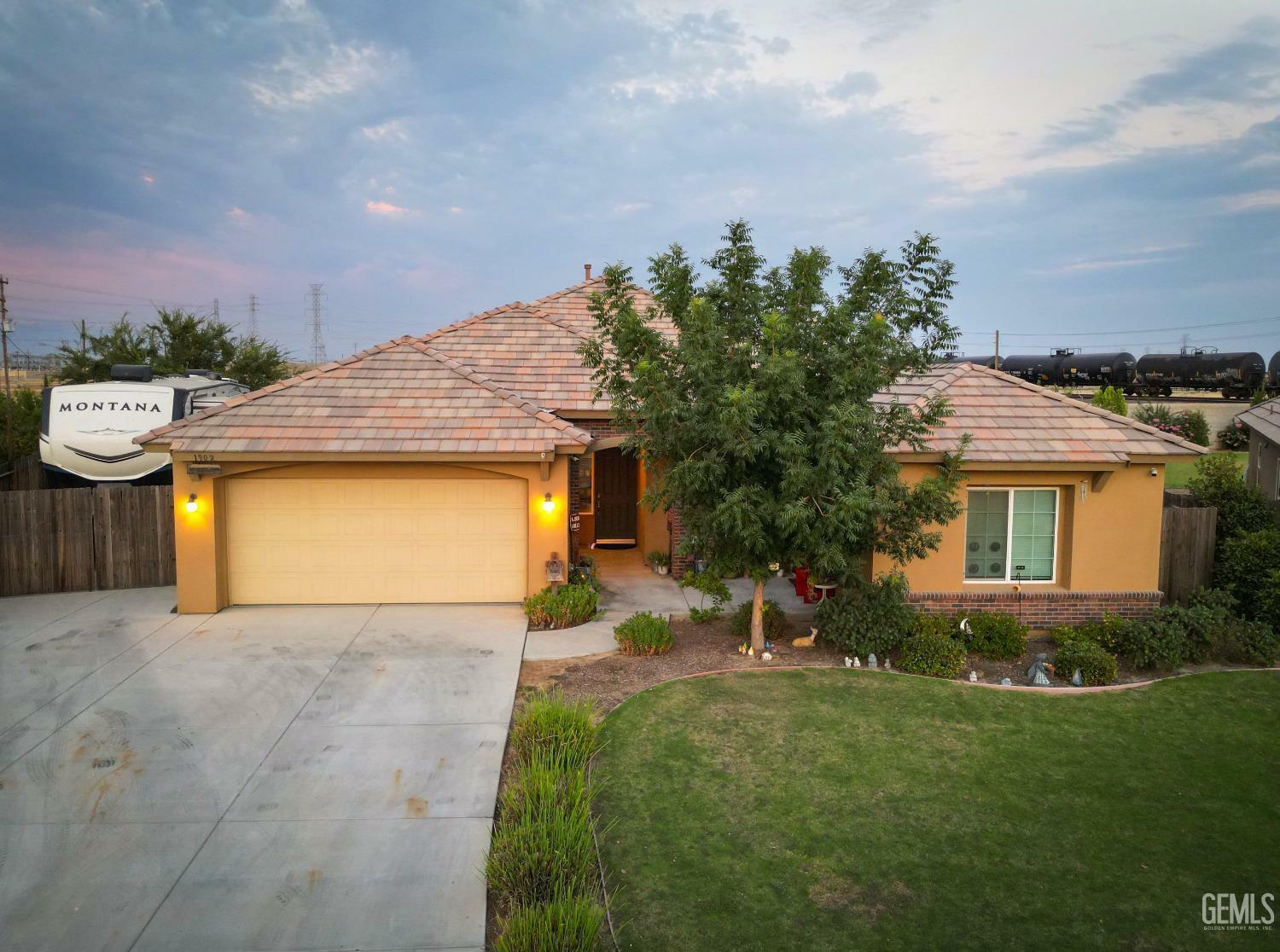 Property Photo:  1902 McIntosh Way  CA 93312 