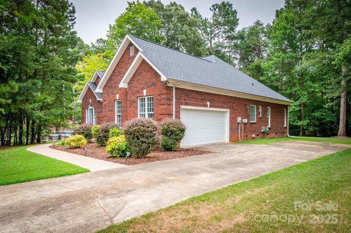 2518 Wellesbourne Lane  Sherrills Ford NC 28673 photo