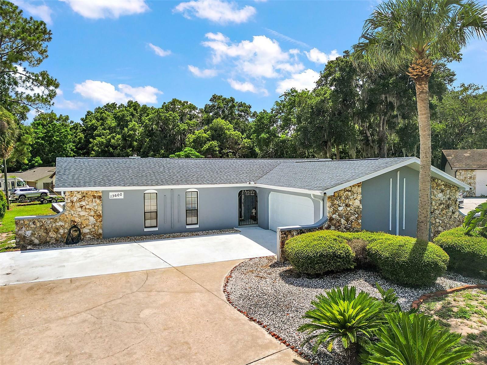 Property Photo:  13600 Berkshire Court  FL 32735 