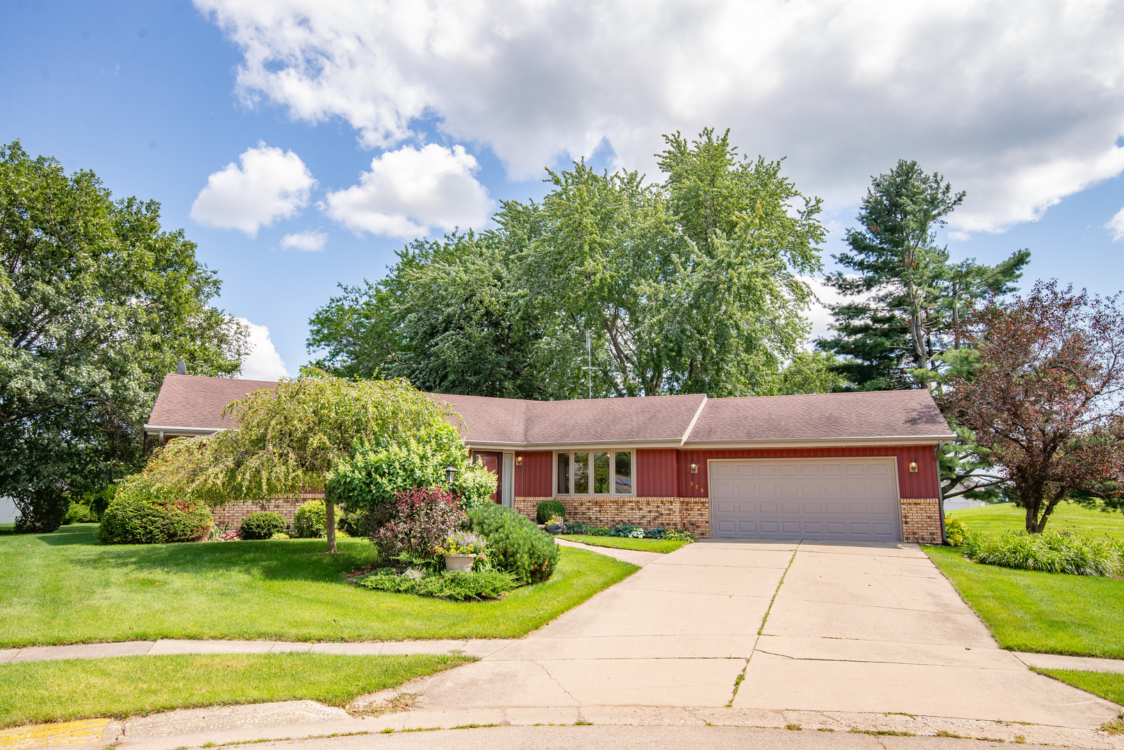 Property Photo:  829 Sutton Place  IL 61032 