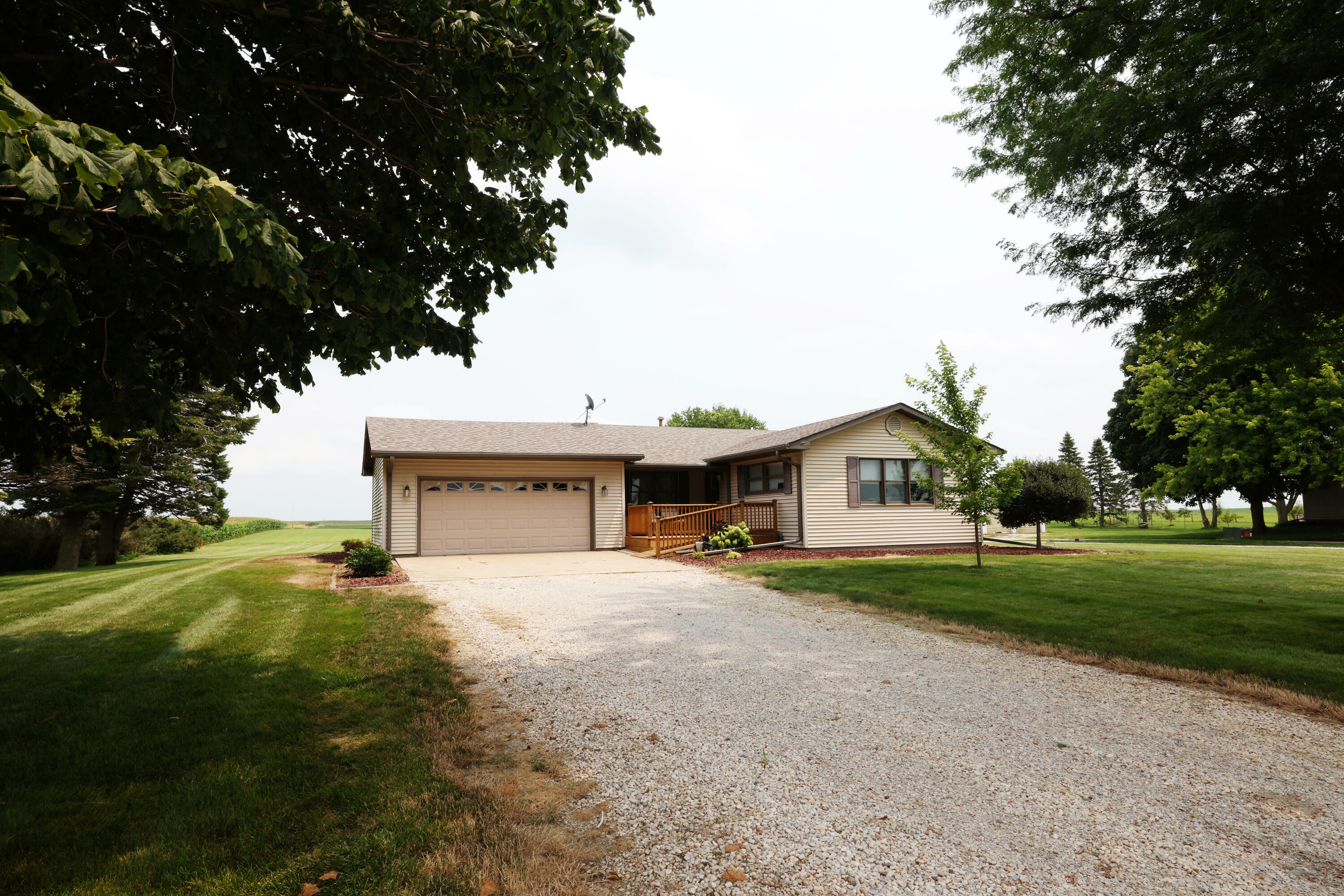 Property Photo:  1576 W Avenue  IA 50014 