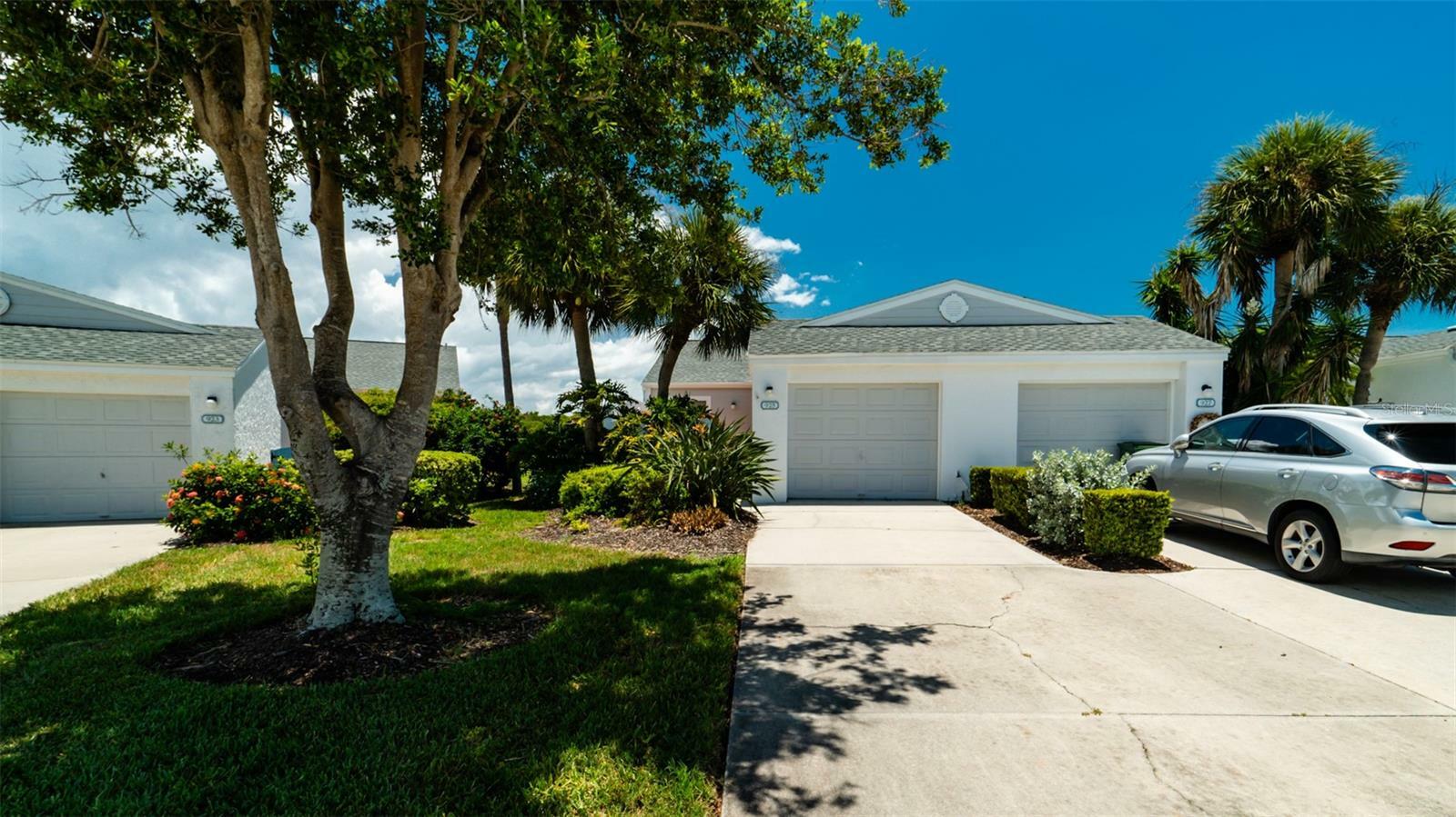 Property Photo:  925 Waterside Lane  FL 34209 