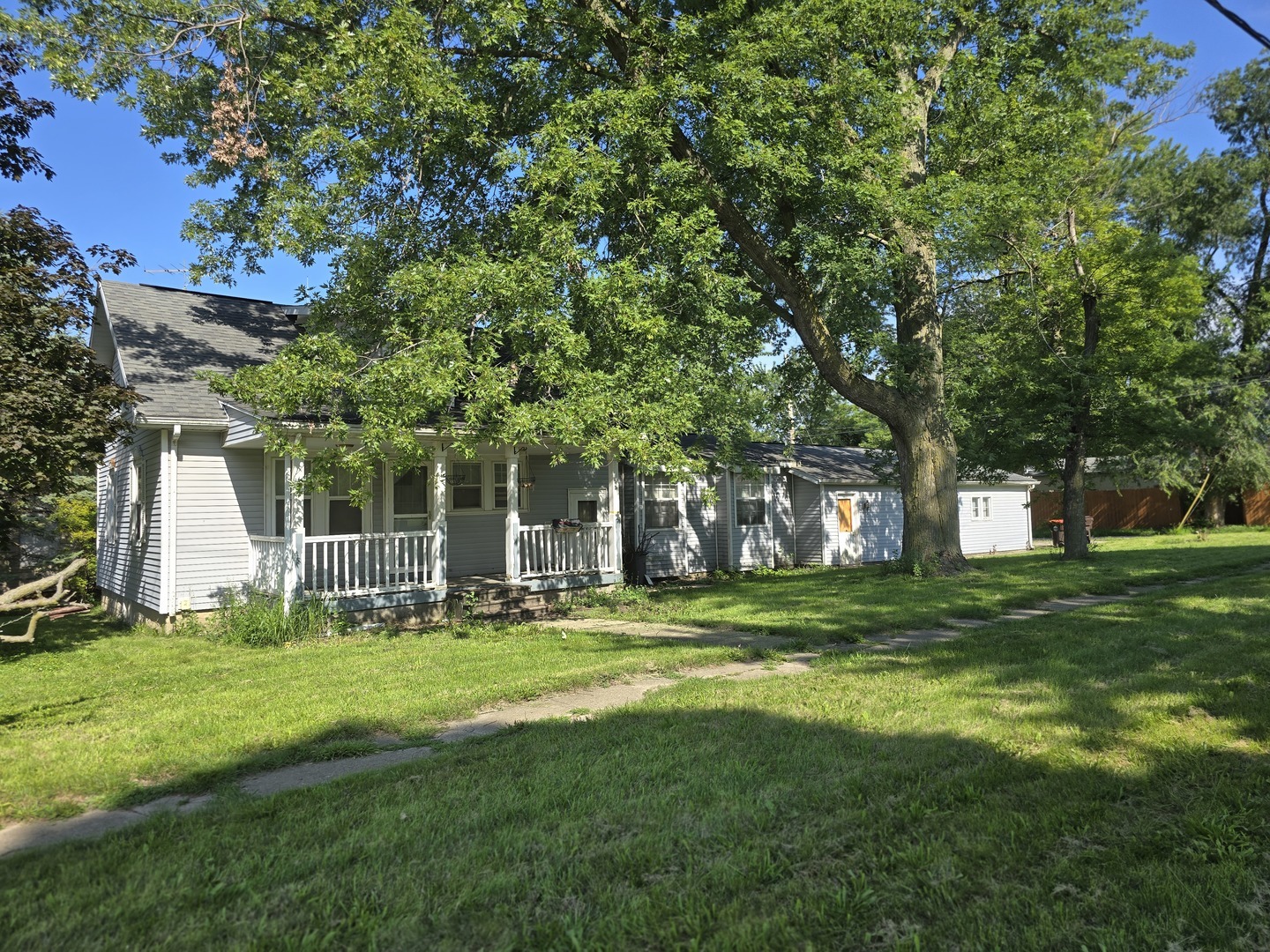 Property Photo:  721 E Main Street  IL 61727 