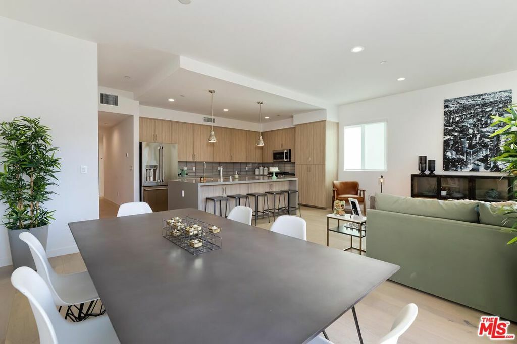 Property Photo:  1746 N Garfield Place 101  CA 90028 