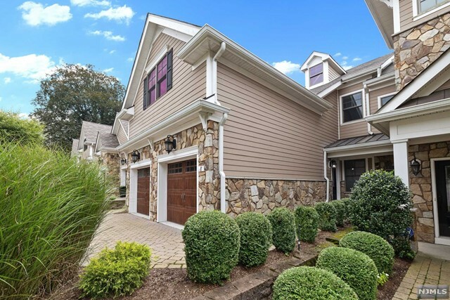 Property Photo:  8 Cherrywood Court  NJ 07675 