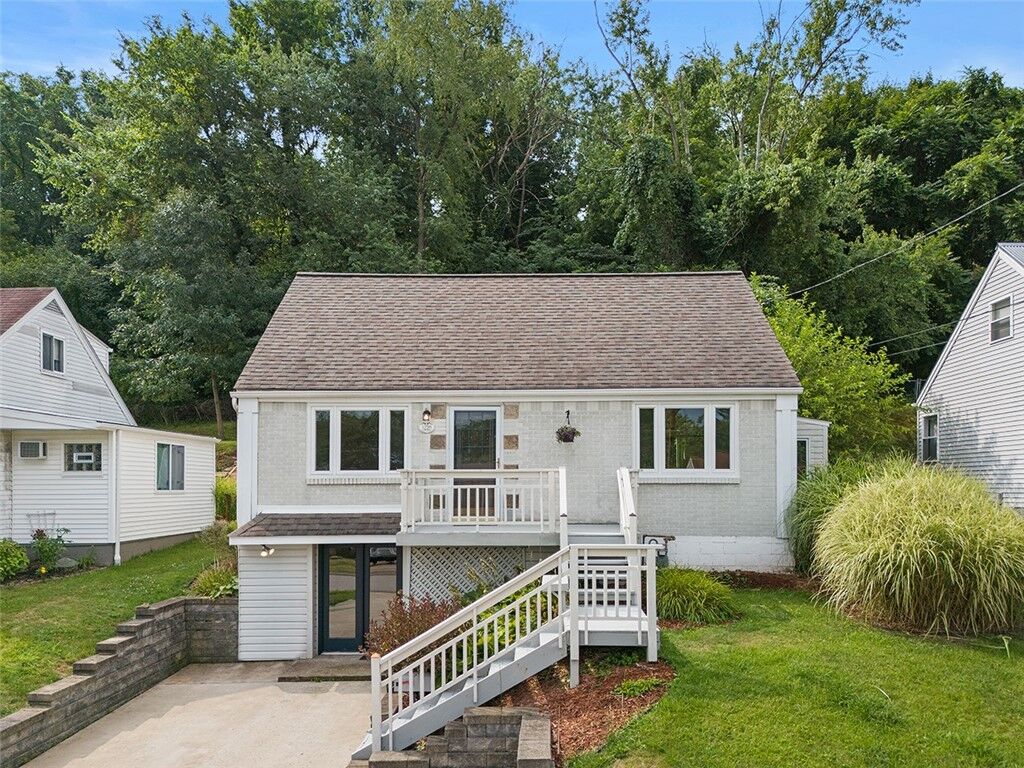 Property Photo:  1726 Loretta Drive  PA 15235 