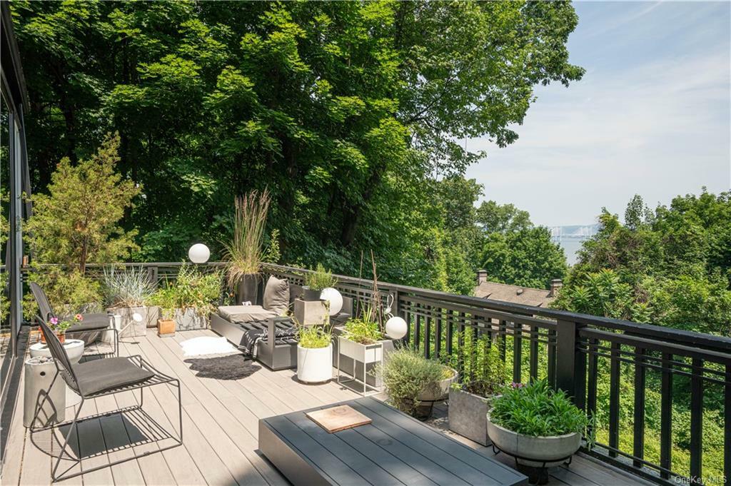 Property Photo:  185 Tweed Boulevard  NY 10960 