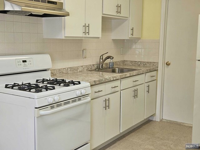 Property Photo:  123 Lexington Avenue B  NJ 07628 