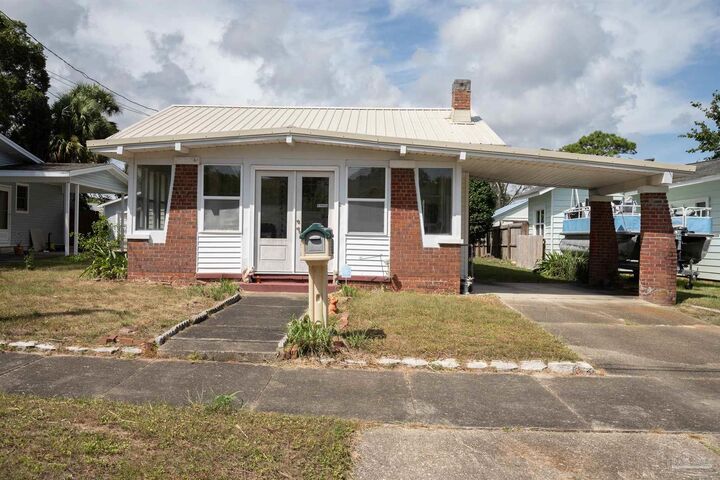 Property Photo: 1620 E Lloyd St FL 32503
