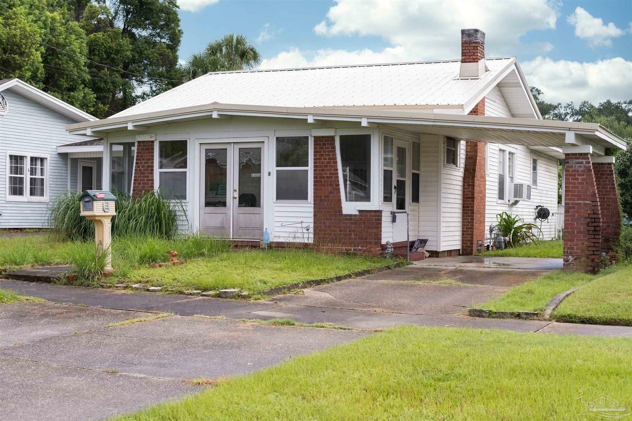 Property Photo:  1620 E Lloyd St  FL 32503 