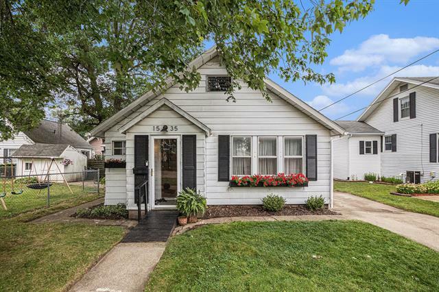 Property Photo:  1535 Oak Street  MI 49120 