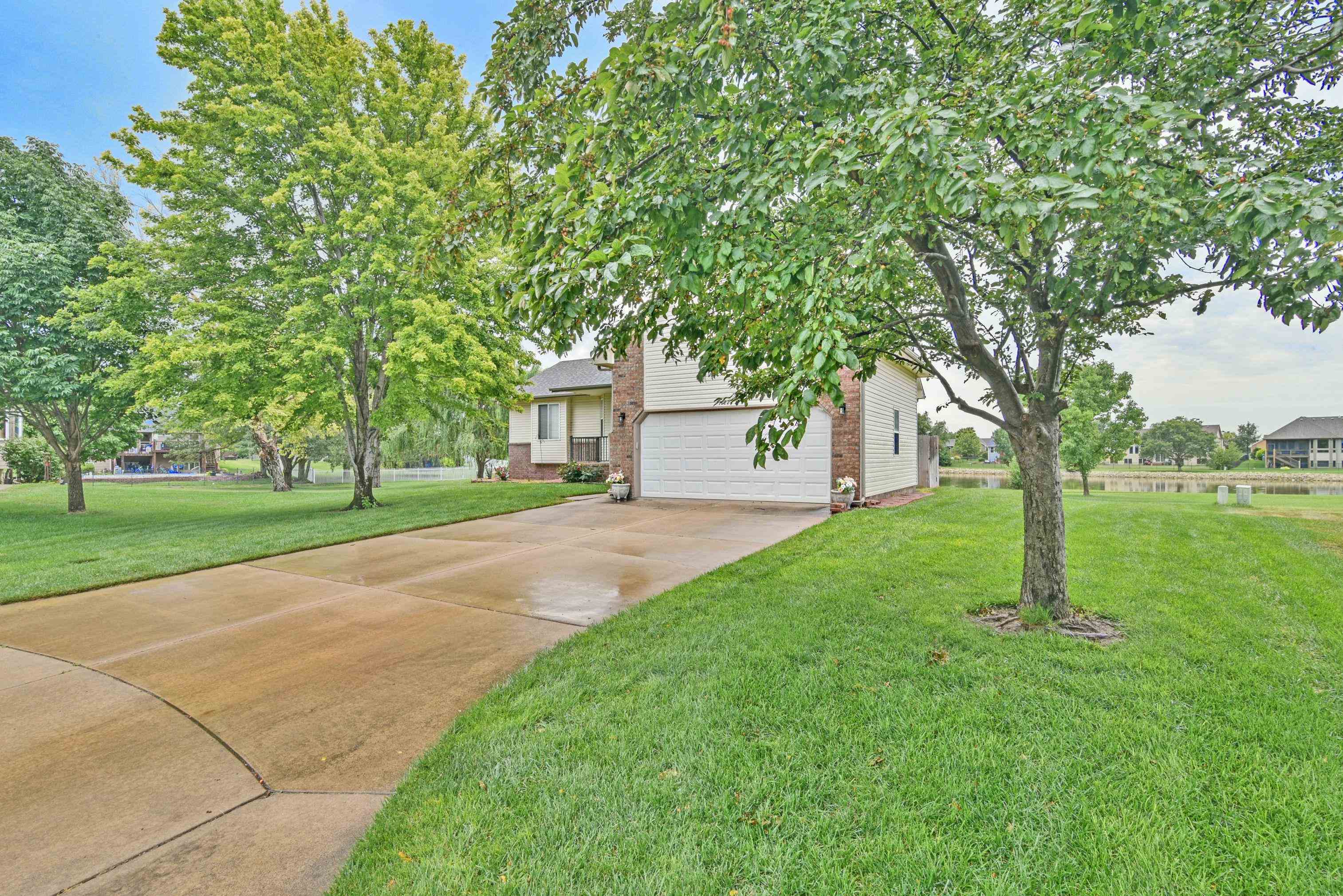 Property Photo:  422 S Streamside Ct  KS 67026 