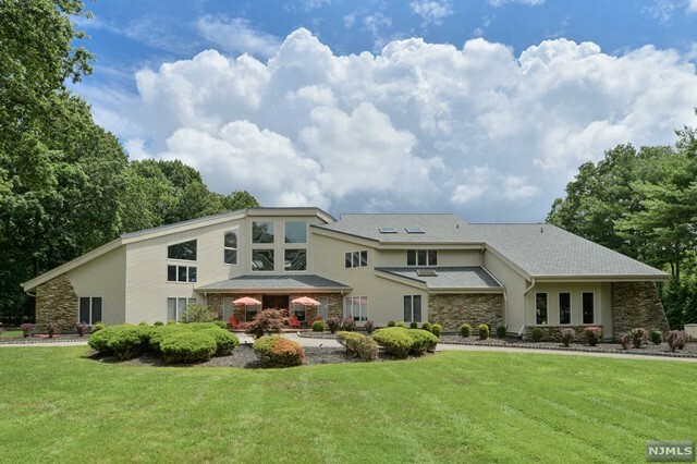 Property Photo:  8 Stonewall Road  NJ 07458 