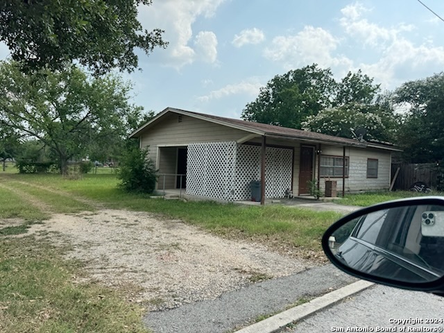 Property Photo:  1031 Juarez St  TX 78155 