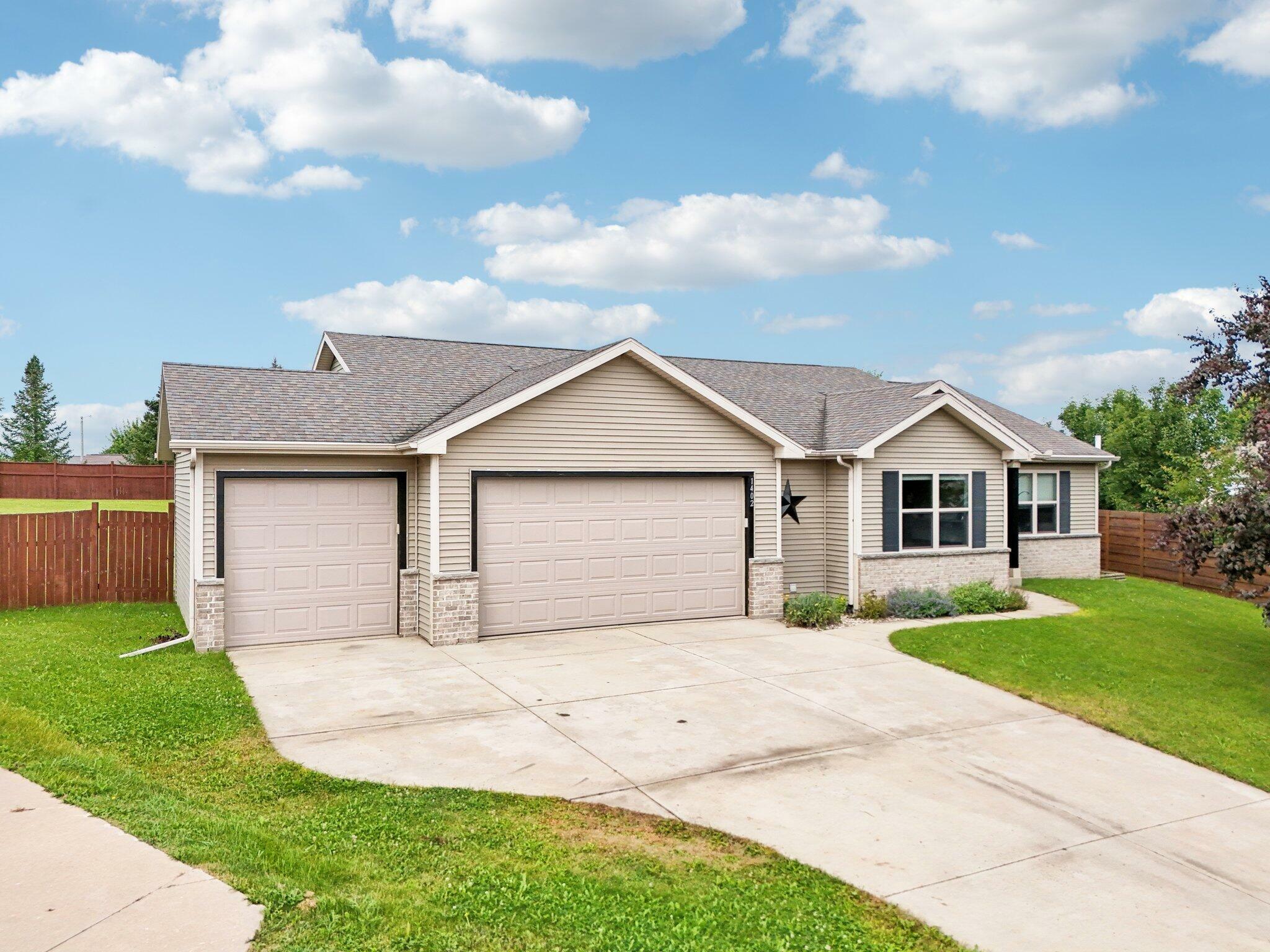 Property Photo:  1402 Wedgewood Ct  WI 53098 