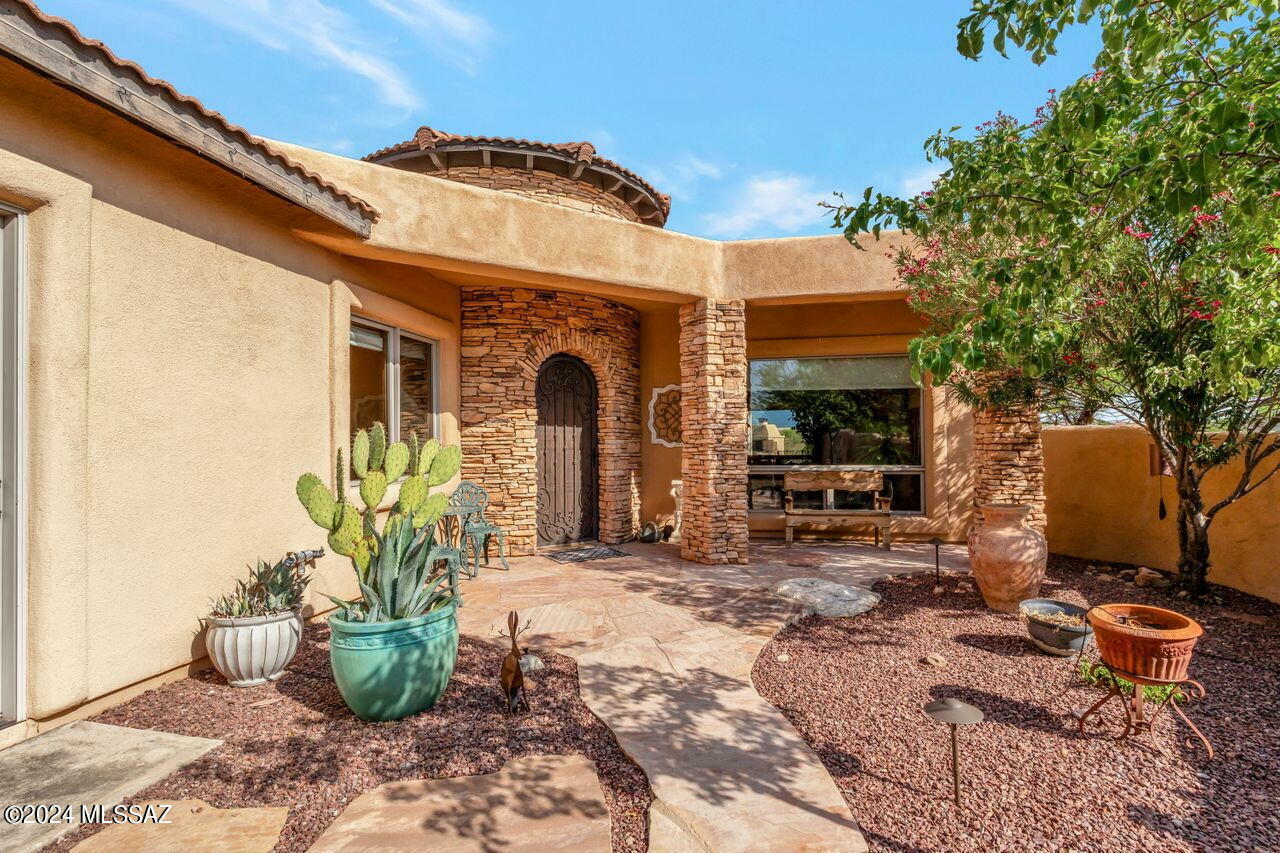 Property Photo:  1148 E Josephine Saddle Place  AZ 85614 