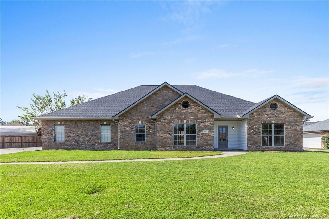 Property Photo: 1309 Cambridge Court LA 70605