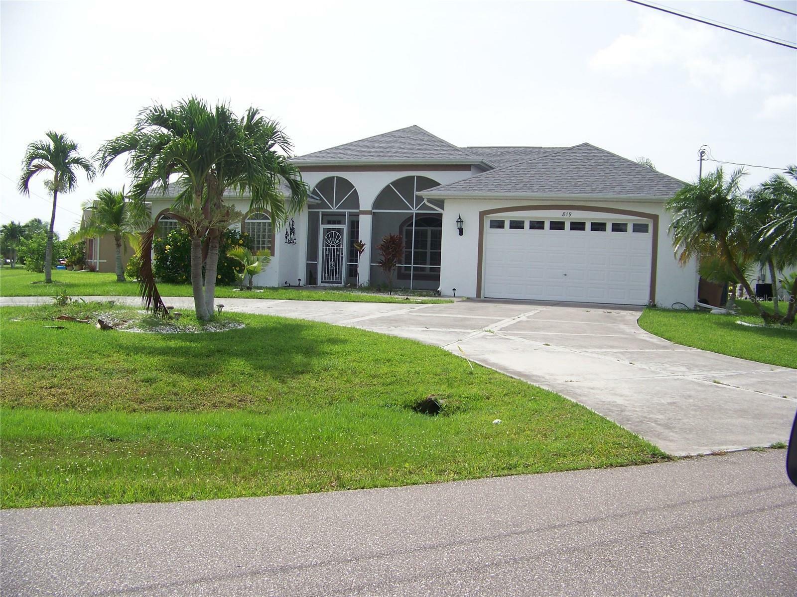 Property Photo:  819 SE 3rd Place  FL 33990 