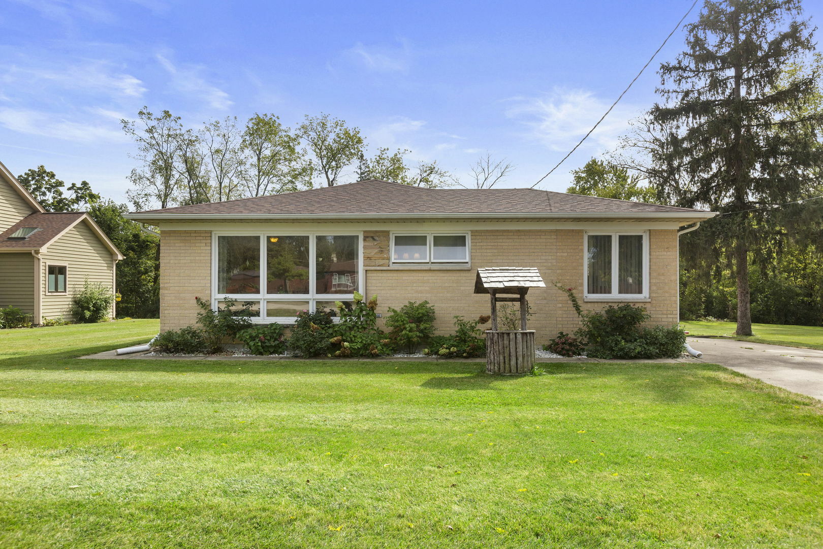 Property Photo:  21911 W Linden Avenue  IL 60046 