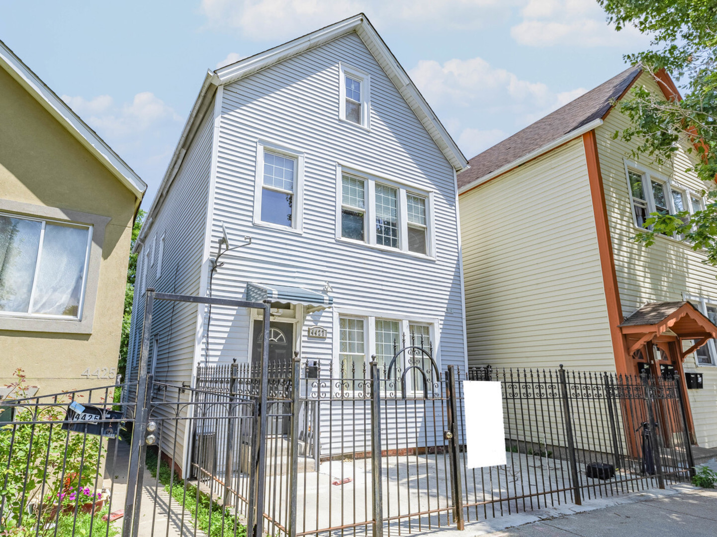 Property Photo: 4427 S Honore Street IL 60609