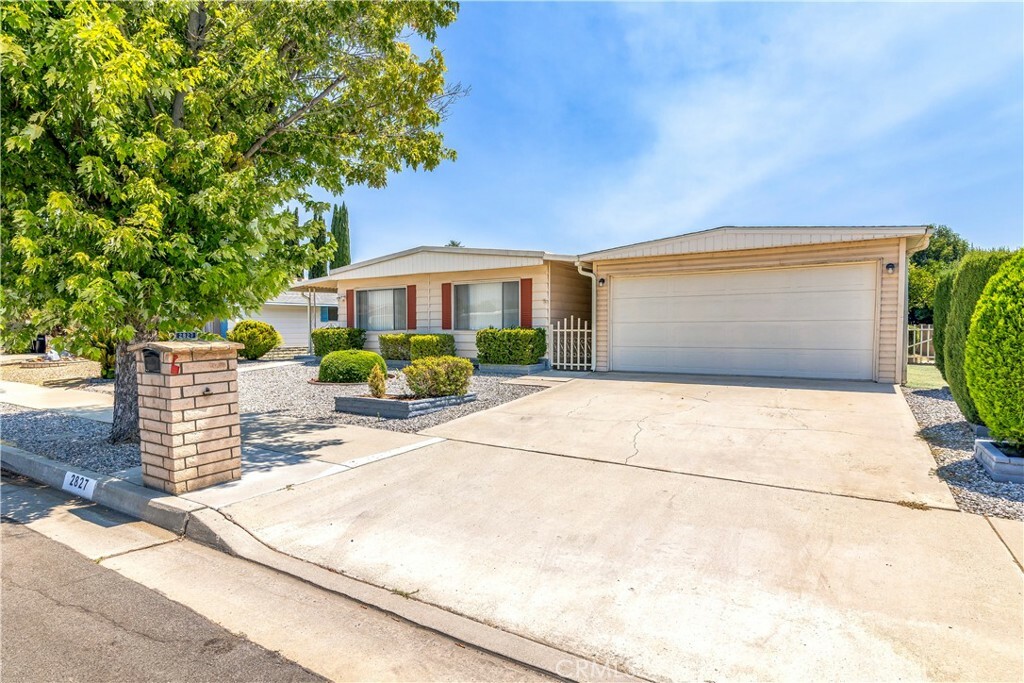 Property Photo: 2827 Silver Oak Way CA 92545