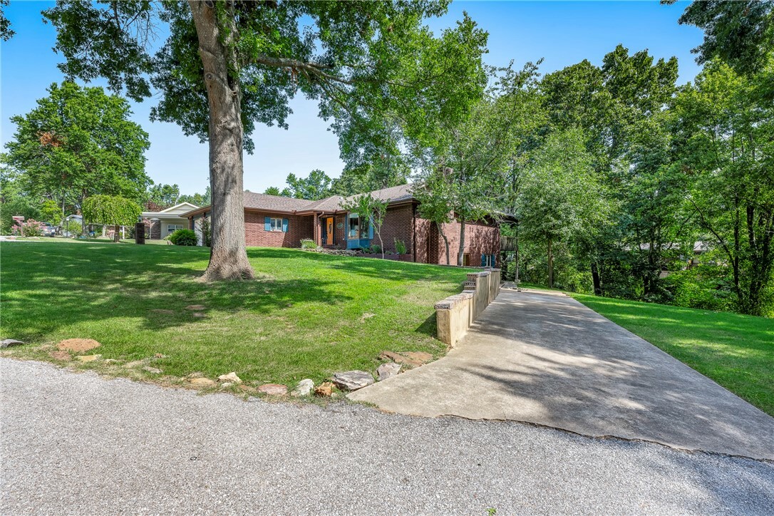 Property Photo:  819 S Summit Drive  AR 72756 