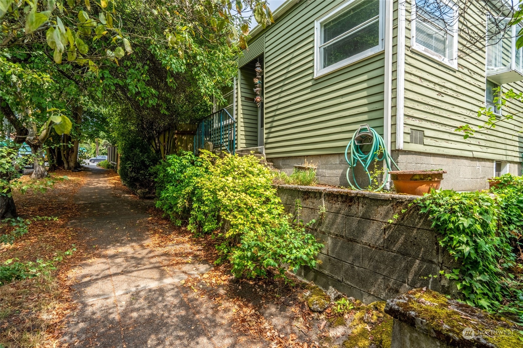 Property Photo:  3636  Linden Avenue N  WA 98103 