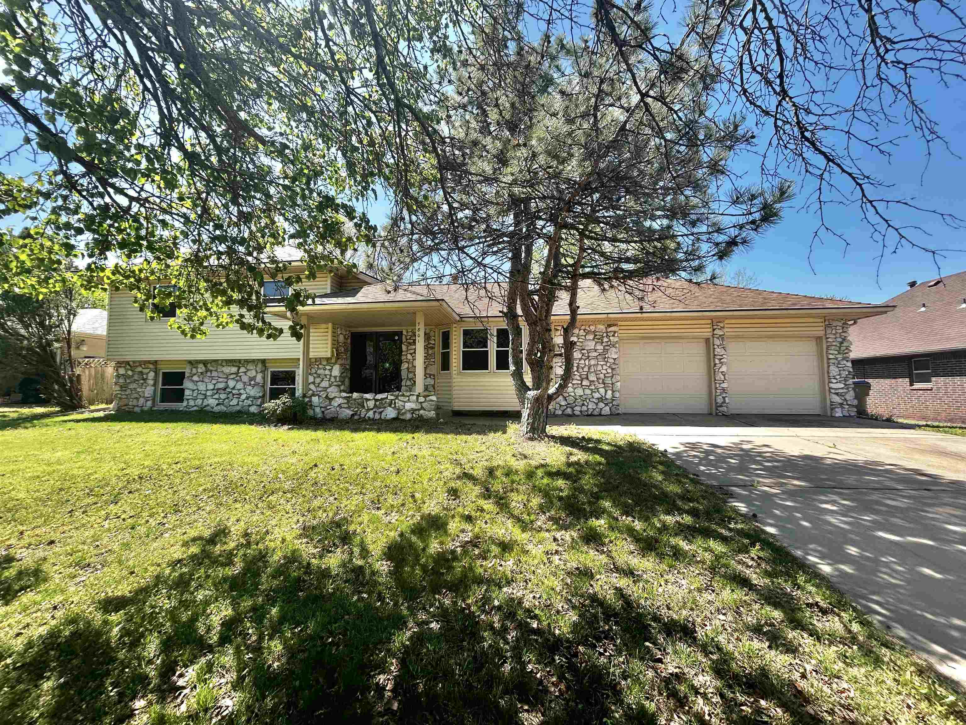 Property Photo:  7801 E Pagent Ln  KS 67206 