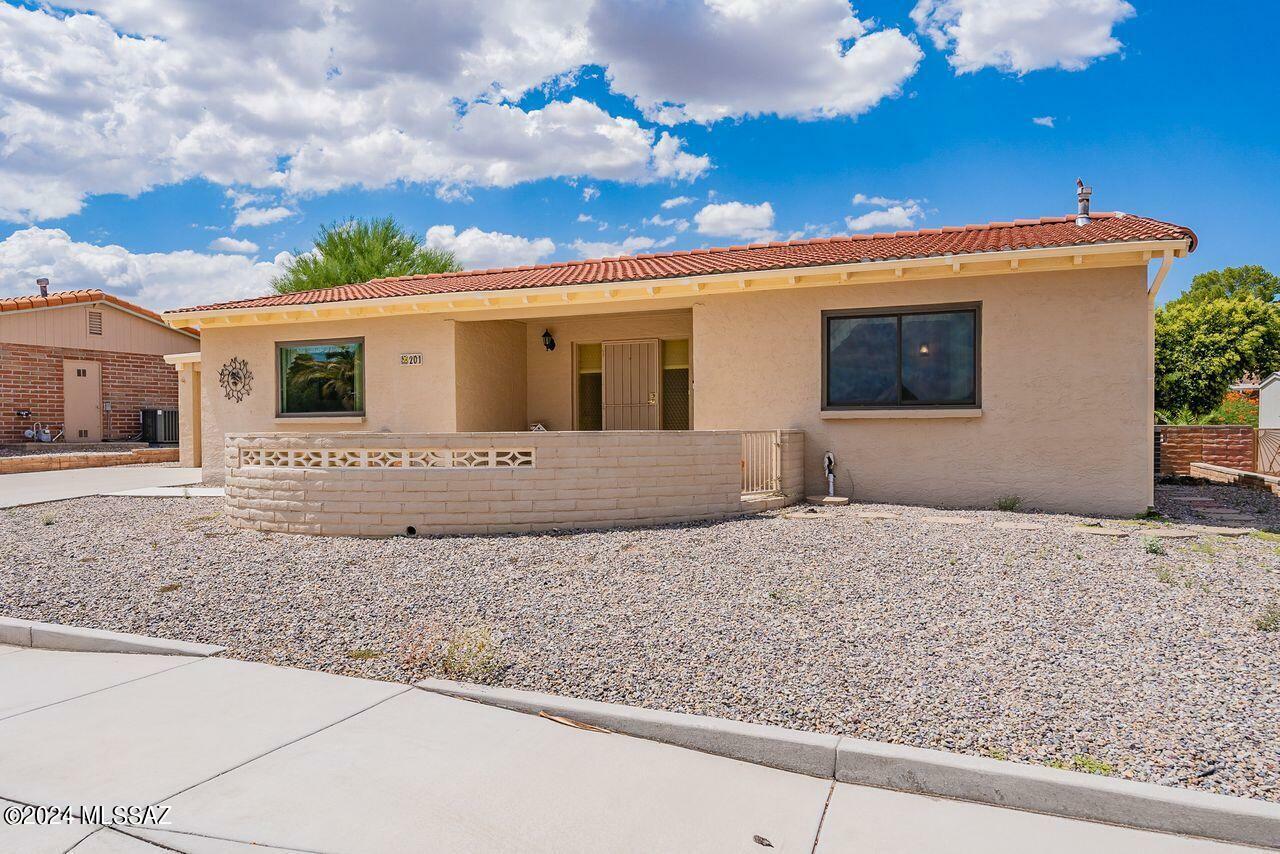 Property Photo:  201 E El Limon  AZ 85614 