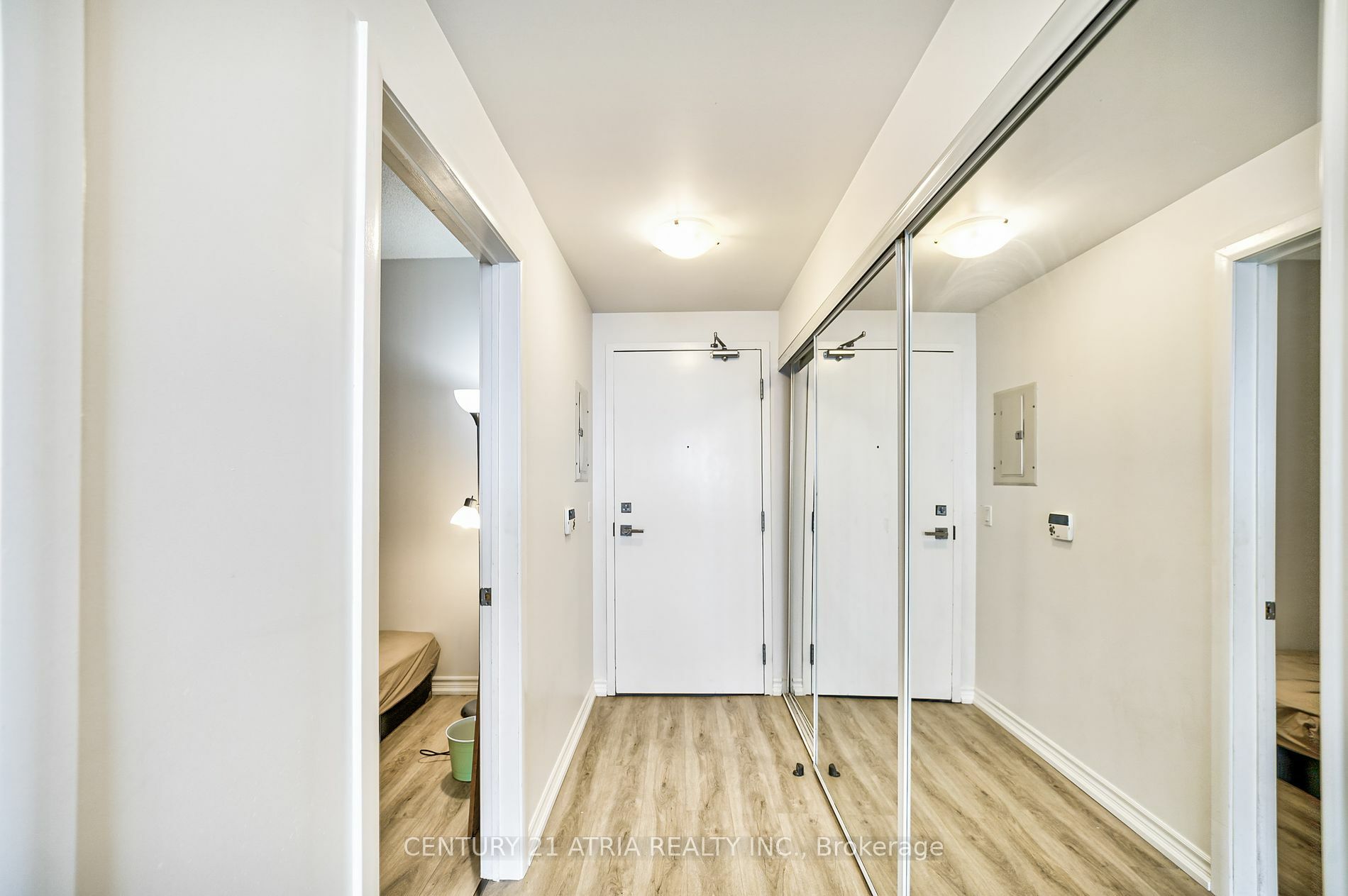 Property Photo:  832 Bay St 3802  ON M5S 1Z6 