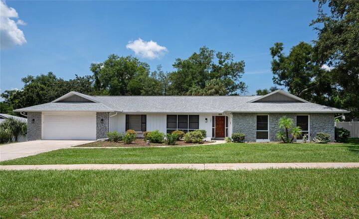 Property Photo: 131 Tarrytown Trail FL 32750