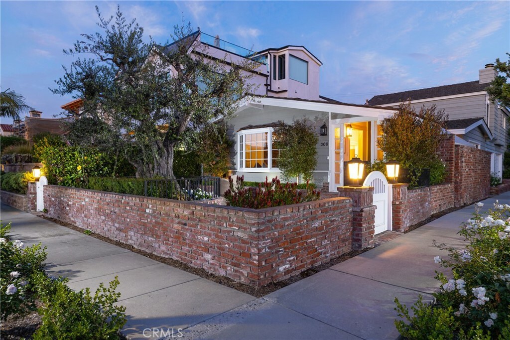 Property Photo:  300 Heliotrope Avenue  CA 92625 