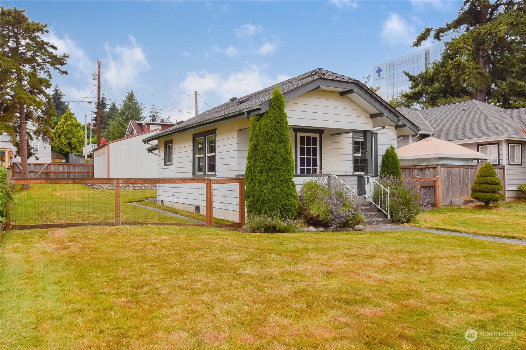 Property Photo:  1422 Oakes Avenue  WA 98201 