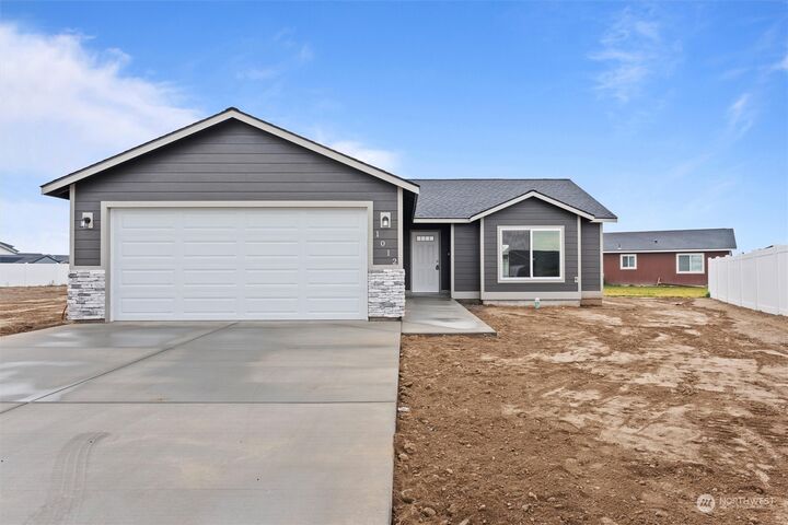 Property Photo: 1012 E Cascade Street WA 99344