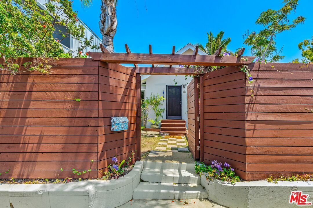 Property Photo:  340   Rennie Ave  CA 90291 