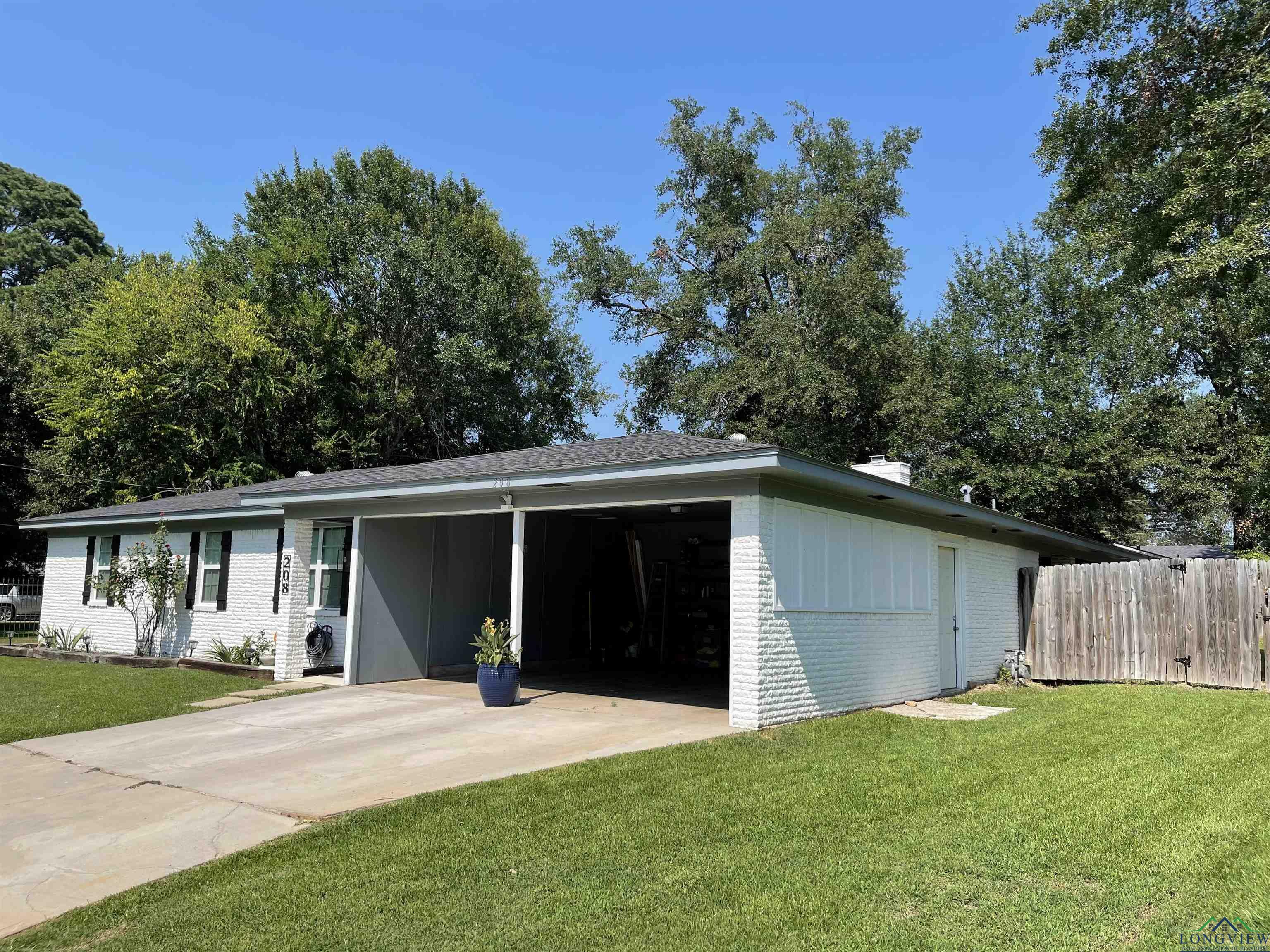 Property Photo:  208 Courtland Circle  TX 75633 