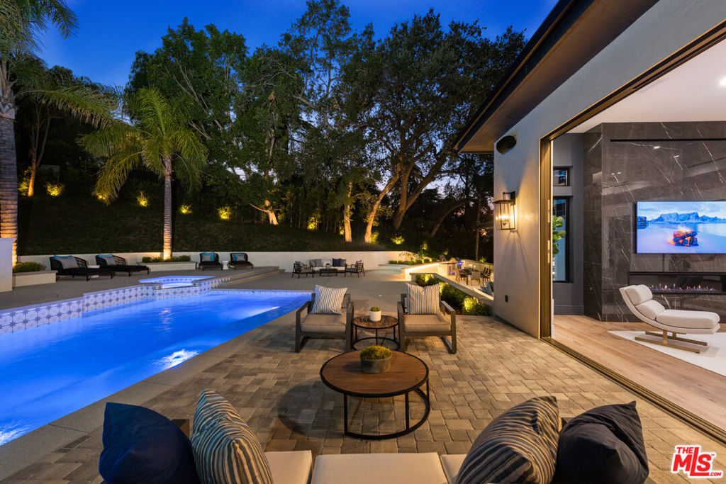 Property Photo:  17030 Rancho Street  CA 91316 