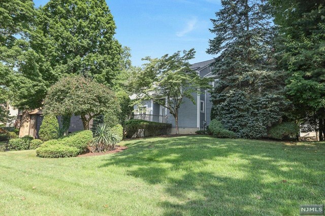 Property Photo:  8 Stone Hollow Road  NJ 07645 