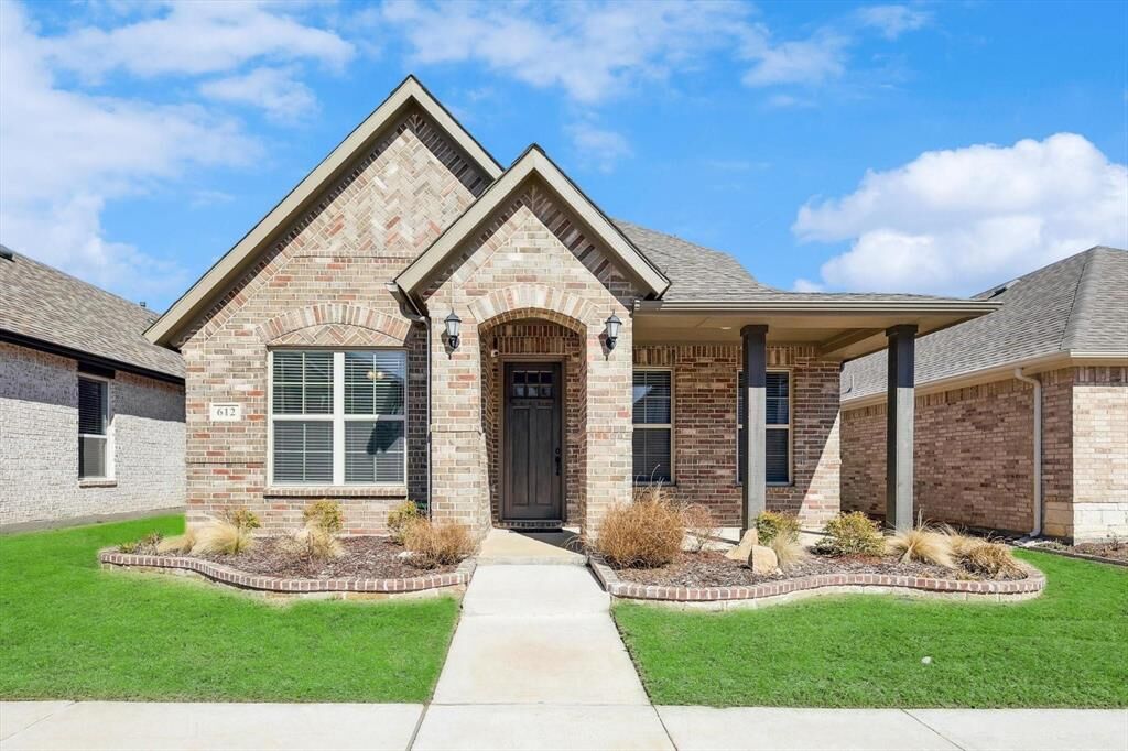 Property Photo:  612 Lamp Post Lane  TX 76226 