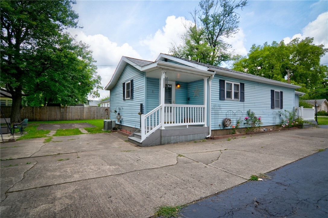 Property Photo:  2405 E Geddes Avenue  IL 62526 