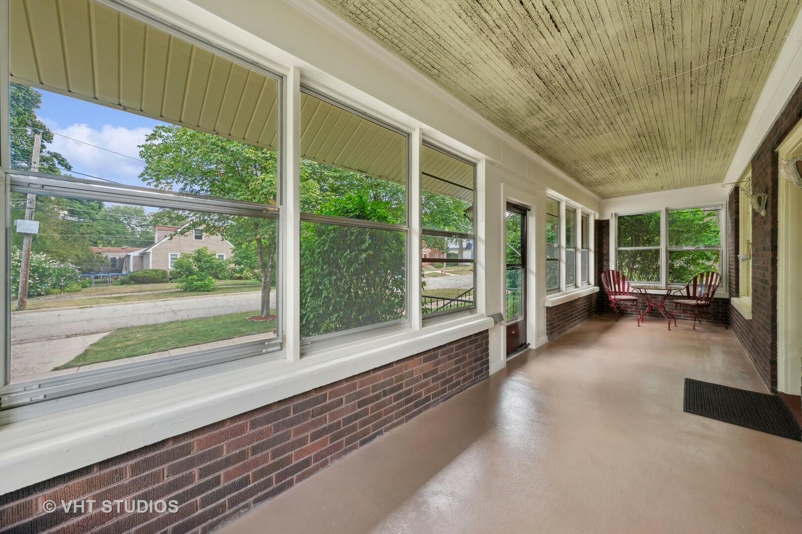 Property Photo:  352 N Worth Avenue  IL 60123 